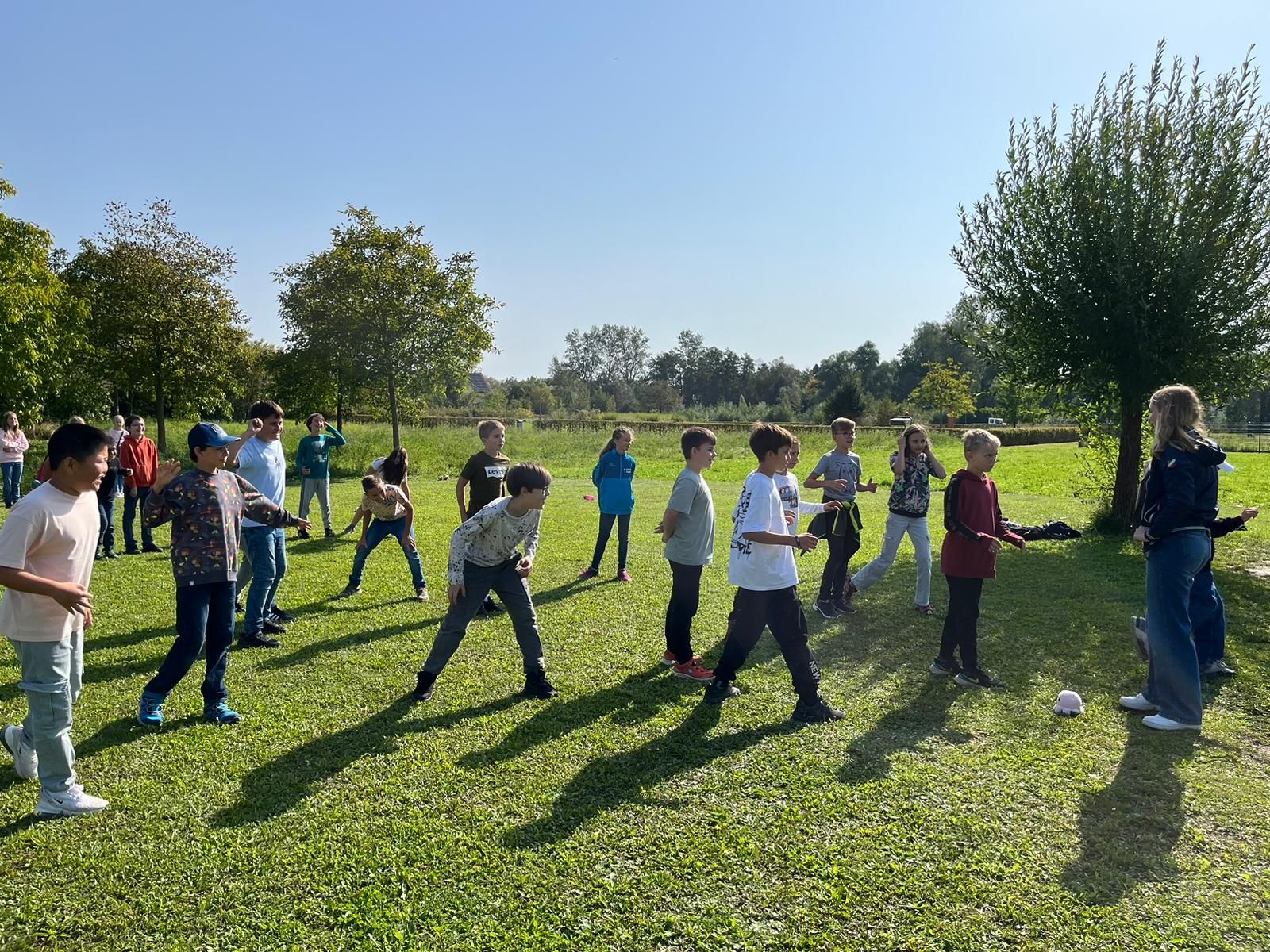 Die Klasse 5d beim Spielen mit den Tutoren